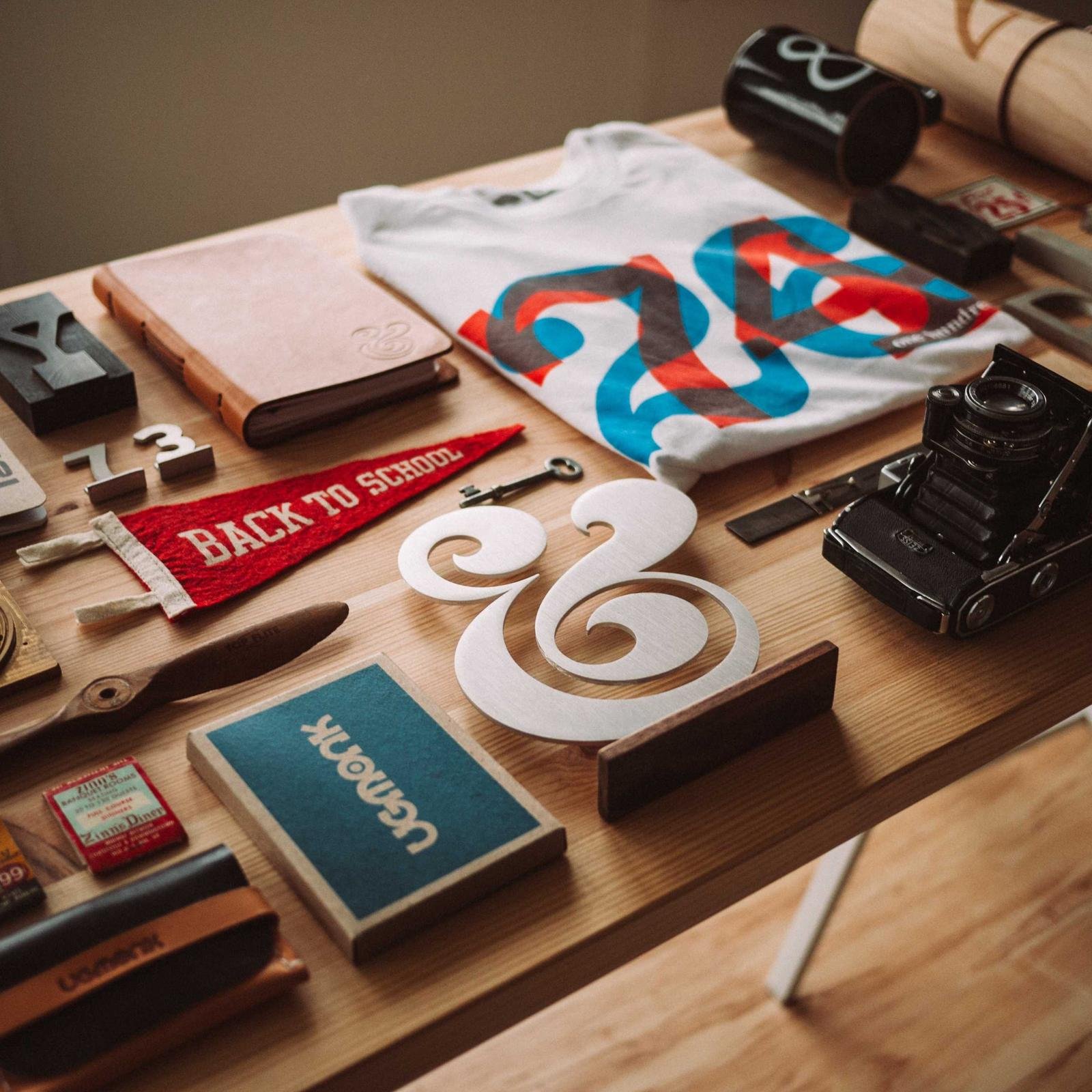Planche d'objets graphiques sur une table d'atelier